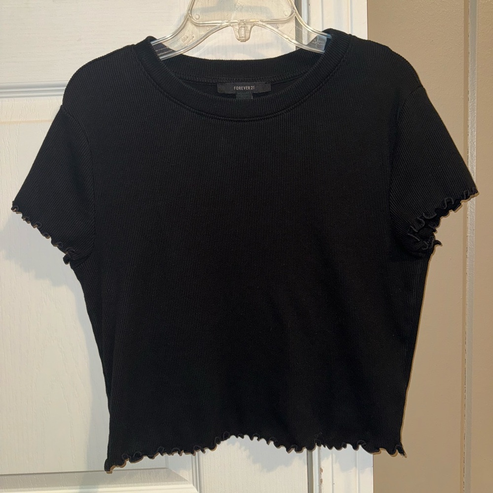 ❤️2 for 10❤️ Forever 21 black cropped ribbed lettuce edge baby tee